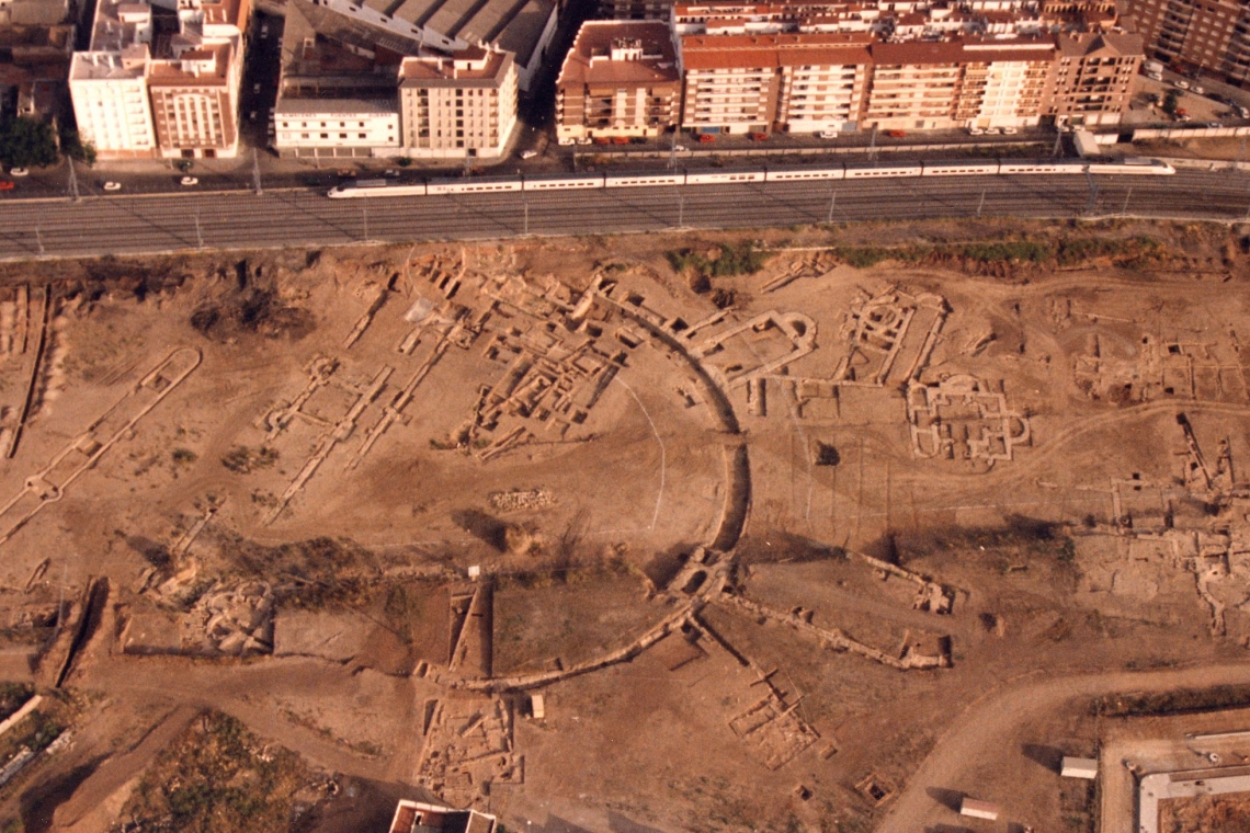 Vista aérea de la zona palatina del yacimiento de la Cercadilla, el 22 de mayo de 1991, dos días antes de la entrada de las excavadoras.RAFAEL HIDALGO/ELPAIS